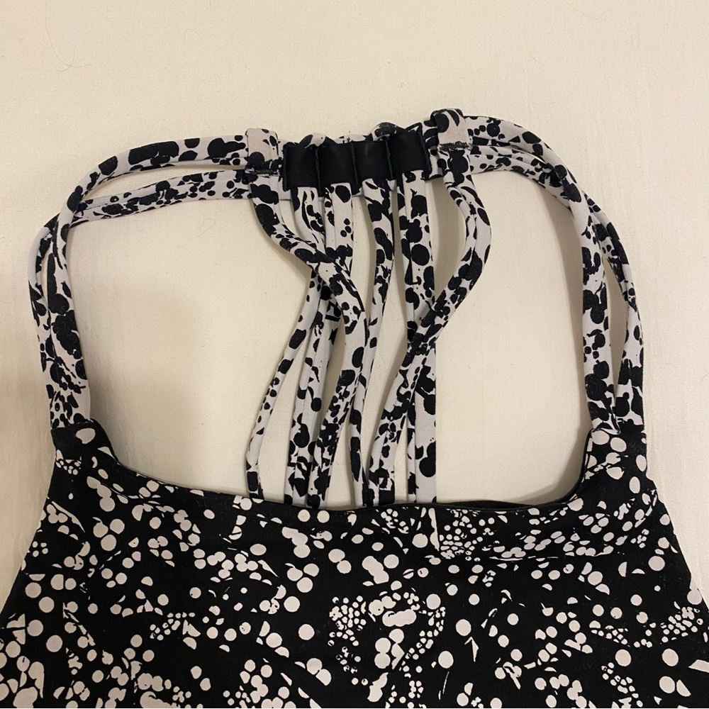 Lululemon high neck sports bra - size 4 - Picture 3 of 4